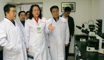 省委副书记、代省长张庆伟视察省食品药品检验所