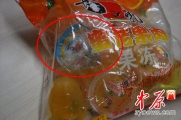 喜之郎果冻再曝丑闻：未开封果冻袋内藏垃圾