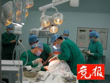 狮面人换头骨手术进行 18小时换三批医生
