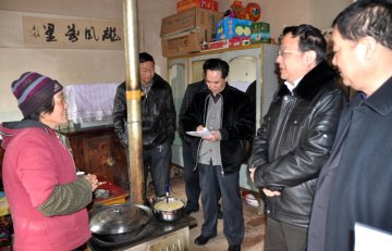 甘肃天水一院联村联户行动组赴滩歌镇代沟村调研