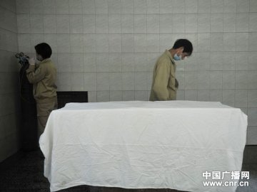 福州熊猫世界工作人员紧张有序布置采血程序