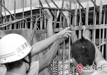 少年翻隔离栏时被10厘米钢筋刺入手掌