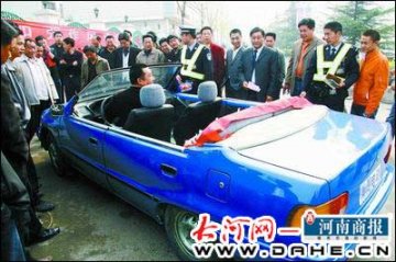 车主将报废夏利改装成敞篷跑车