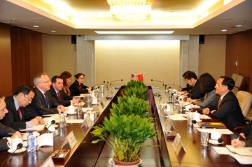 吴浈会见美国贸易代表办公室副贸易代表何礼曼先生一行