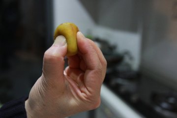 张女士在家中展示她买的鸡蛋