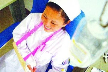 儿子在医院持水果刀欲刺父亲 女护士伸手拦尖刀