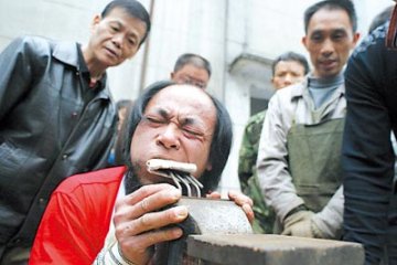 男子练习两个月用牙齿咬断铁钉图
