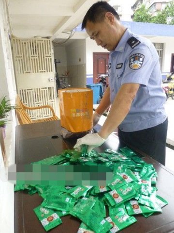 广西警方缴获新型毒品“奶茶”遇水即溶