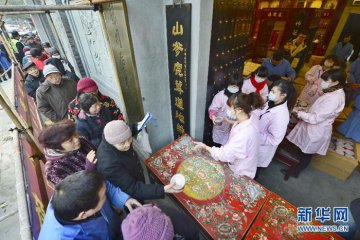 各地免费发放腊八粥 “白娘子”登场