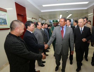 坦桑尼亚总统基奎特看望山东省赴坦桑尼亚医疗队员