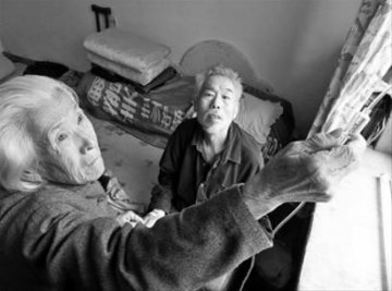 8旬老人为照顾患病儿子每日捡菜叶给其充饥