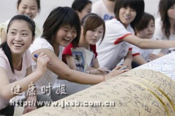 穿校服买烟很顺利