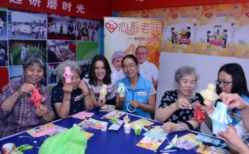 与老人一起研磨时光 大学生志愿者将孝行落实