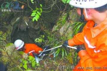 少年坠入80米深山洞 弟弟只身营救被困洞内
