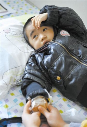 男子瞒妻子跪街行乞为病儿筹集手术费