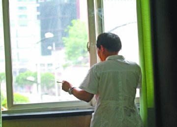 公共场所禁烟有多难？重庆一医生诊室抽烟被逮
