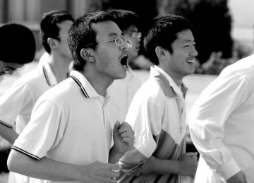 高考日益临近 学生跑步减压