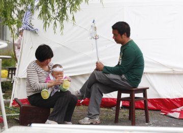 4.芦山人民医院，小孩在家长的陪同下打点滴