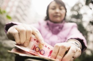 女员工数完26万现金后手指抽筋无法弯曲