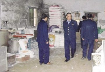 厦门：一黑作坊产染色馒头被查 老板自称有良心