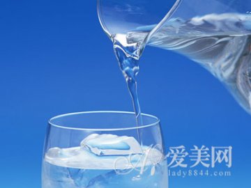 起床后喝水可排毒 十个时刻最该喝水