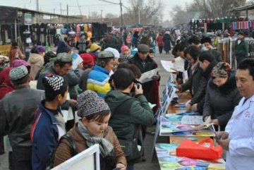 新疆吐鲁番地区卫生局深入重点乡村 拉开艾滋病防治知识宣传活动序幕