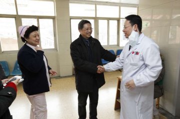春节快讯：中大医院：年初一慰问医护人员及住院患者