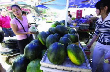 市民买回无甜味红瓤西瓜疑为红墨水炮制