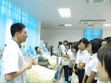 海南开展“血站开放月” 400人参观血液采检流程