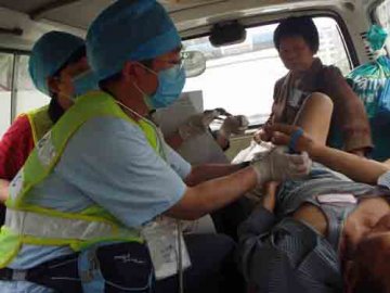 北京同仁医院医务人员在救灾前线：让我们微笑 承诺明天会更好