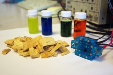 太阳能诱导的混合燃料电池直接从生物质中产生电