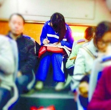 美女工交做作业走红 专家提醒公交上不宜做6件事