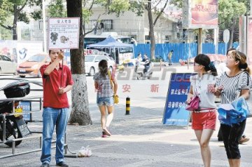 乙肝病毒携带者举牌一小时征人吃饭无人问津