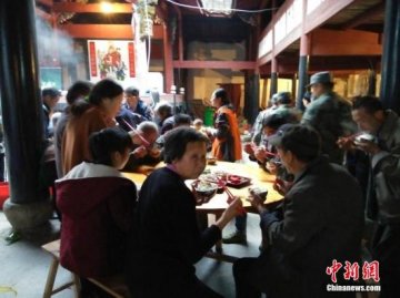 军队专家为丽水山体滑坡受灾民众开展心理辅导