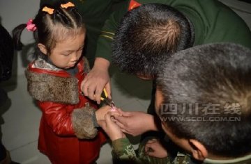 德阳6岁小女孩被塑料戒指卡手