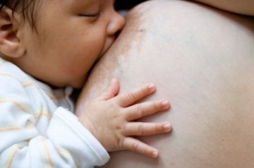 让人动容的母乳喂养温馨时刻
