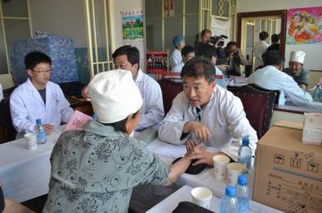 市精神康复医院积极开展下基层送医、送药、送温暖活动