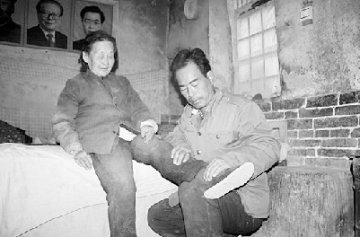 患癫痫农民捡破烂照顾母亲及智障哥哥10年