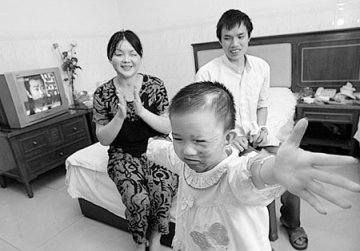 毁容妇女接受整容手术后要在病房举办婚礼