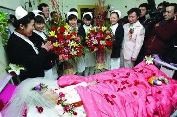 小伙与瘫痪女友病房内举行婚礼