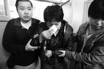 女子坠落热水坑烫伤去世 警方将展开刑事追责