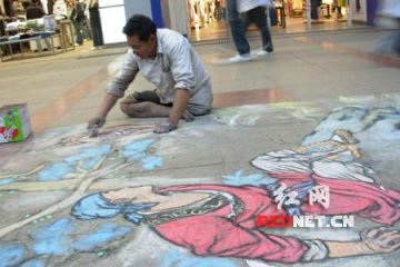 街头独腿艺丐作粉笔画谋生