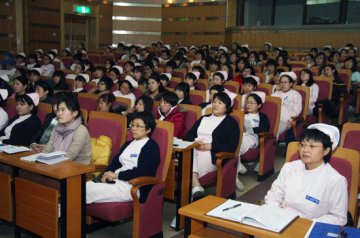 护理部举办“优质护理服务示范工程”经验介绍会