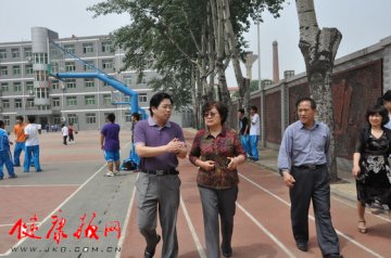 北京市卫生局党委副书记、巡视员张秀芳到北京市中医学校视察指导工作