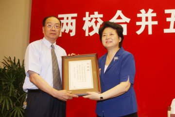 世界首台脊柱微创手术机器人在渝投入临床试验