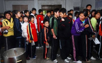 举重的孩子：杠铃下的沉重人生