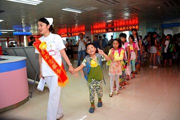 带留守儿童去体检