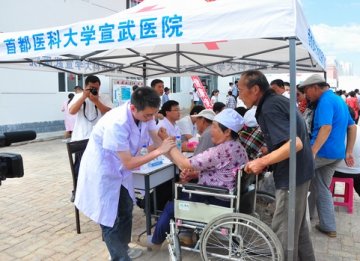 韩红援蒙一行抵达赤峰市阿旗对农牧民实施医疗援助