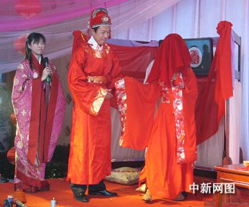 包头情侣身着汉服举办婚礼