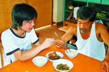 女孩白天做两份家教晚上照顾重病老父